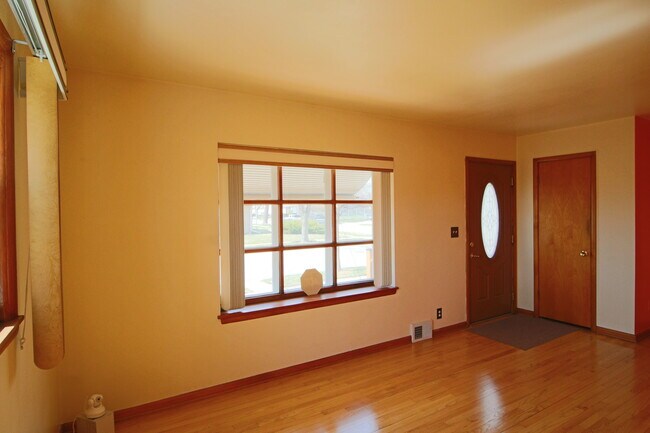 Building Photo - Updated Single Family Home Near Vogel Park...