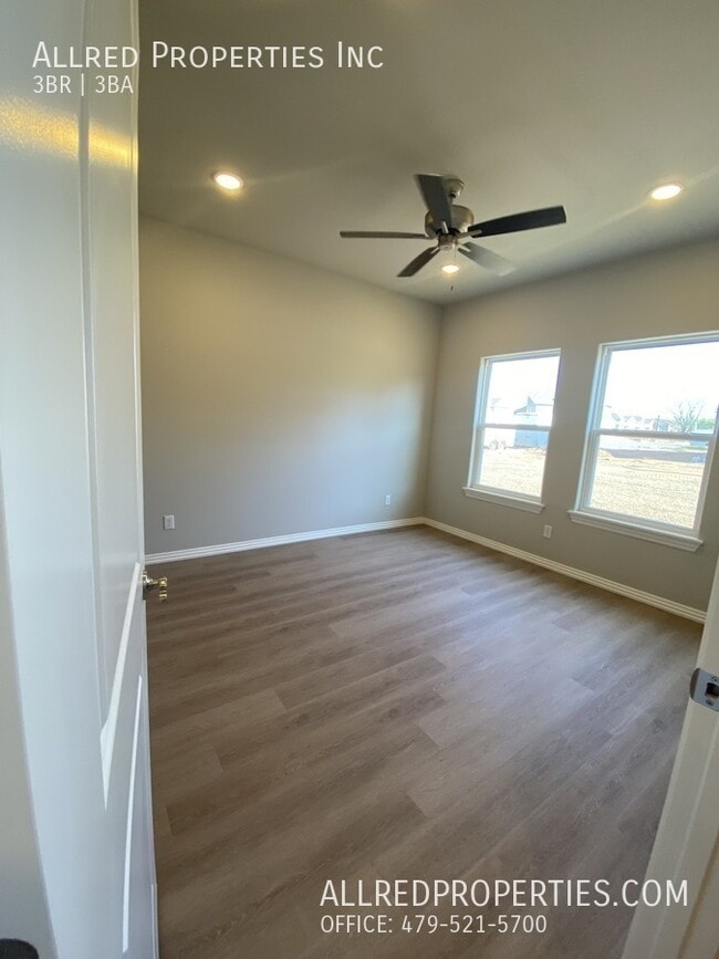 Building Photo - 1609 SW Casuarina Dr
