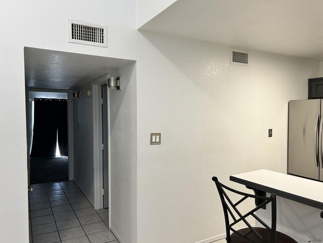 Building Photo - 10453 Av la Primera