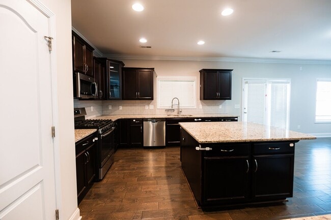 Building Photo - Stunning 5 Bedrooms, 4 Baths home in Summerfield with 2 car garage.