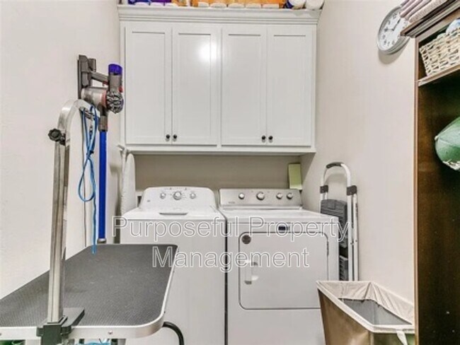 Building Photo - 811 E Mosier St