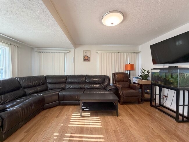 Building Photo - 10 W Elm Ave