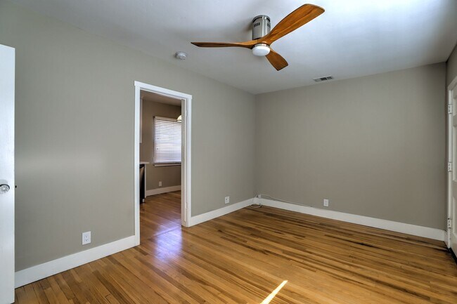 Building Photo - Olive (451-453)