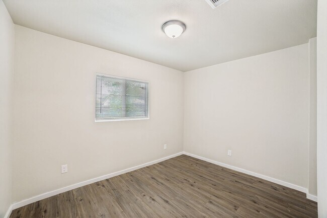 Building Photo - NEWLY-REMODELED 3-BEDROOM HOME IN HERITAGE SUBDIVISION