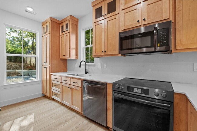 Building Photo - 588 N Willow Ave