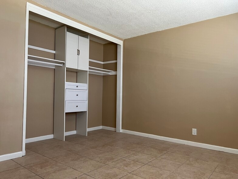 Building Photo - 576 N Wilson Ave