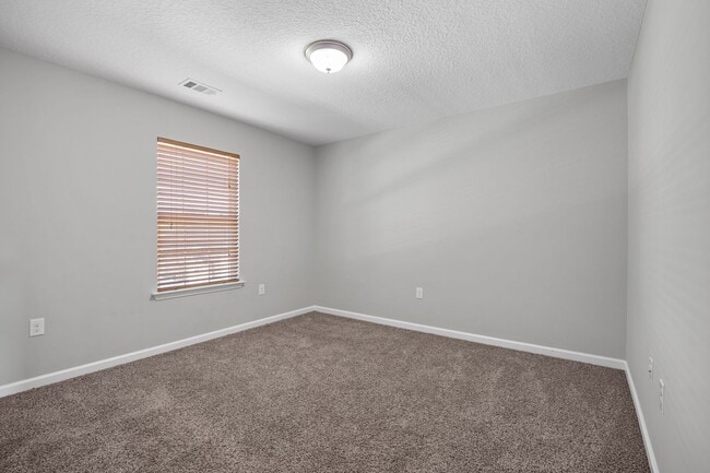 Building Photo - 5 Bedroom, 2.5 Bathroom - White Oak Subdivision - Richmond Hill