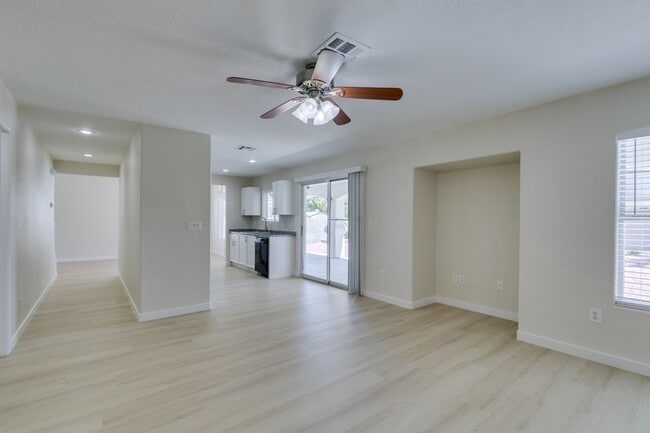 Building Photo - Stunning 3 Bedroom, 2.5 Bathroom Home in E...