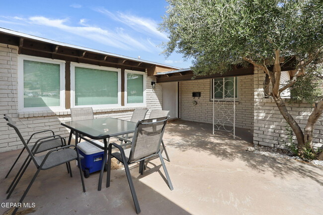 Building Photo - 4871 Los Reales Dr