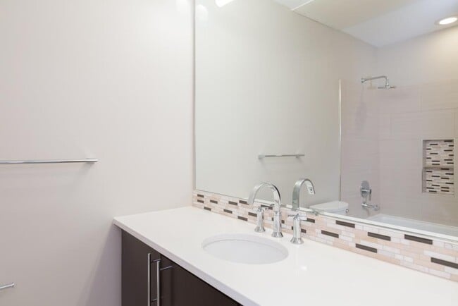 Building Photo - Modern 1 bed + Den in Logan Circle