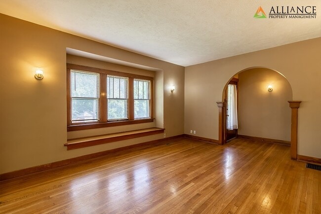 Building Photo - Gorgeous Home!!