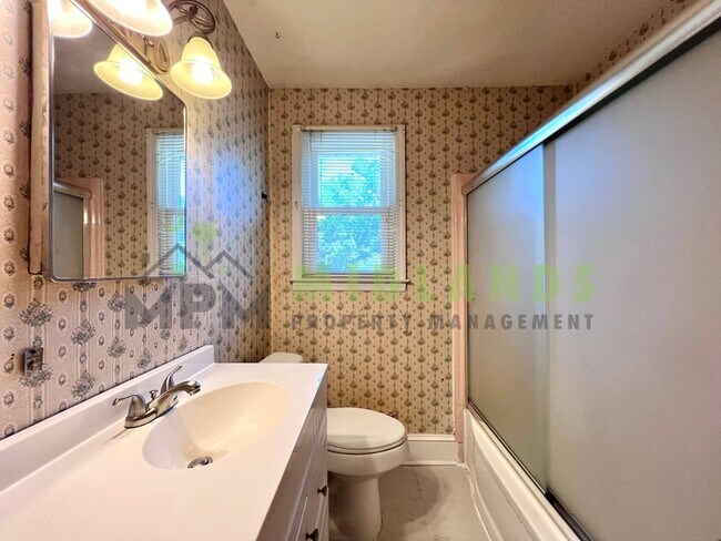 Building Photo - 3836 Davies Dr