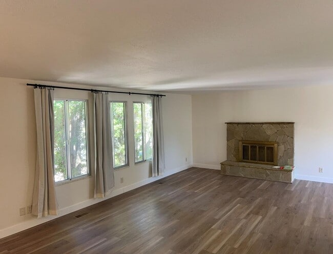 Building Photo - 1597 Navajo Dr