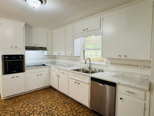 Building Photo - Freshly Renovated 4-Bedroom Retreat!