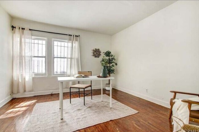 Bdrm/office - 2338 N Cahuenga Blvd