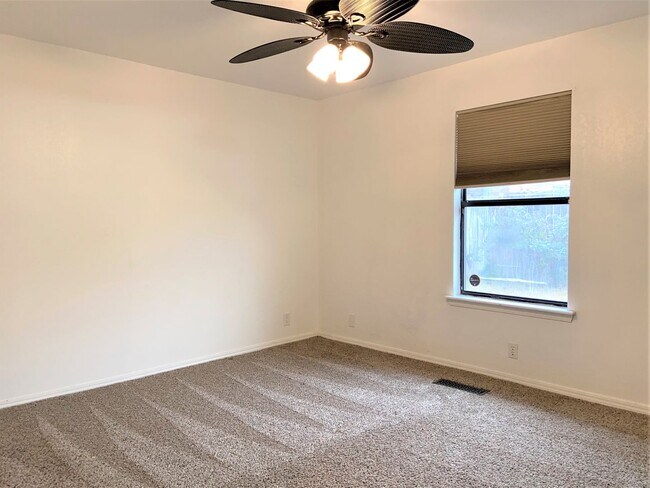 Building Photo - Spacious 3-Bedroom Home with Modern Amenit...