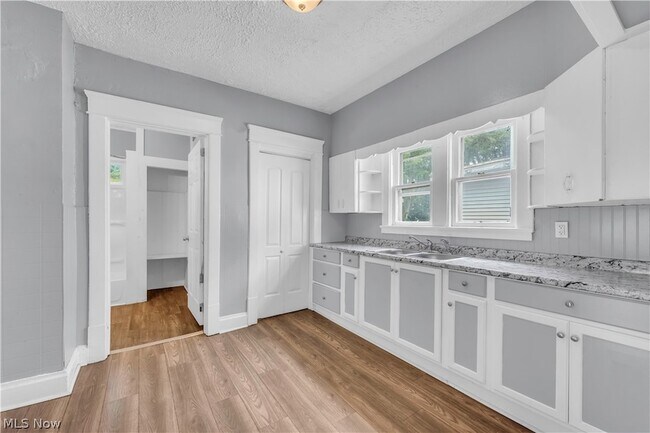 Building Photo - 1174 La Croix Ave