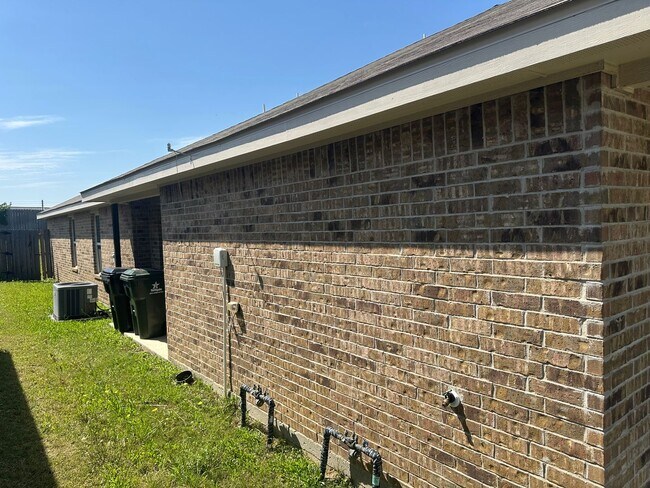 Building Photo - 3Bed/2Bath