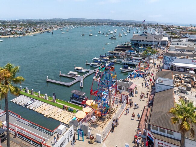 Building Photo - Fully furnished unit at the beach - Newport Beach Balboa Peninsula