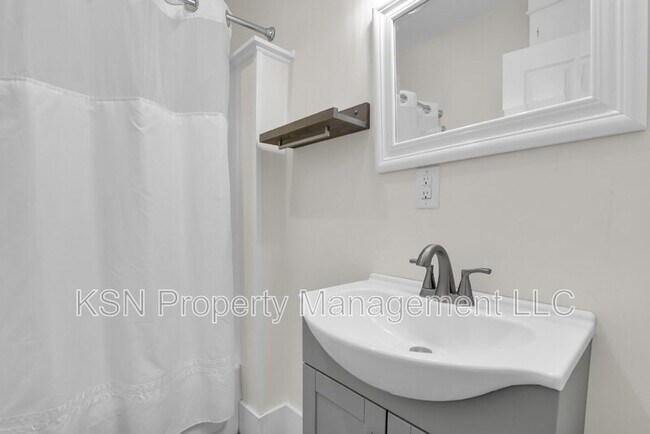 Building Photo - 669 E 32nd St