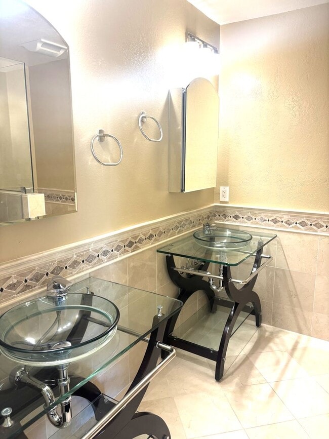 Building Photo - Stunning 4-Bedroom Home on Golf Course wit...