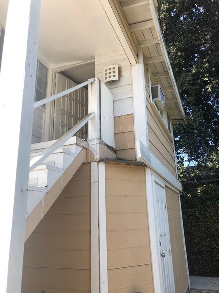 Building Photo - 6142 Oak Ave