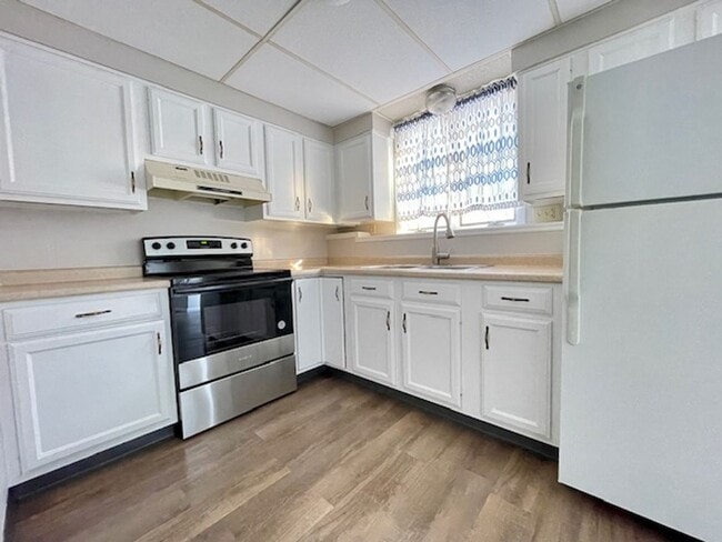 Building Photo - SPACIOUS 2 Bedroom Duplex Available!