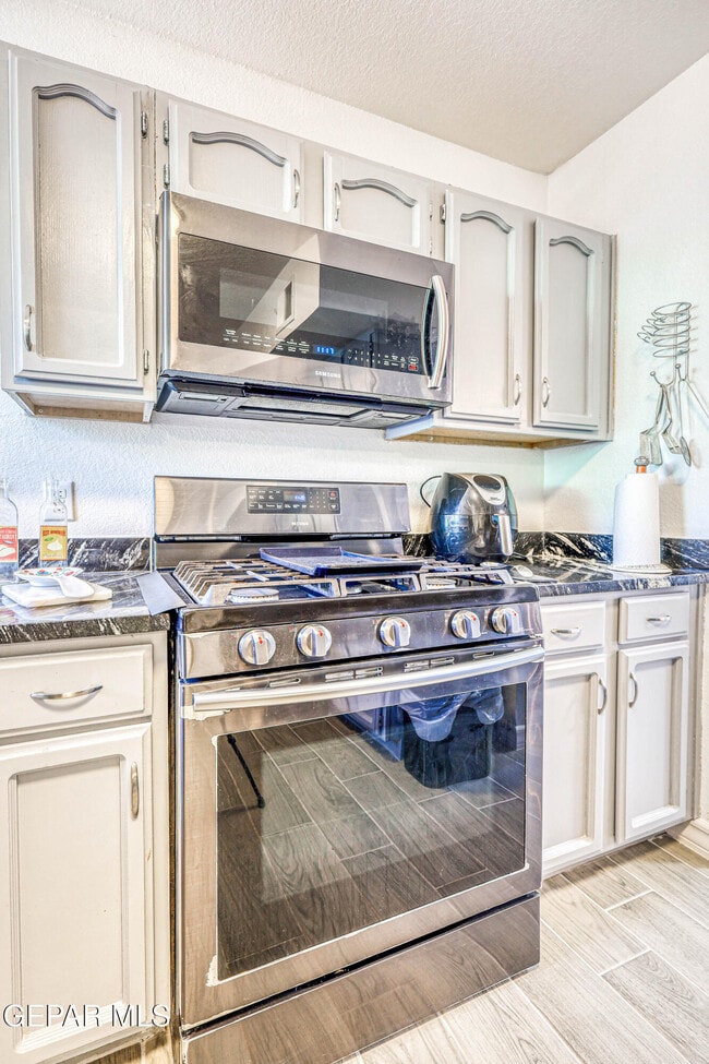 Building Photo - 7333 Golden Hawk Dr