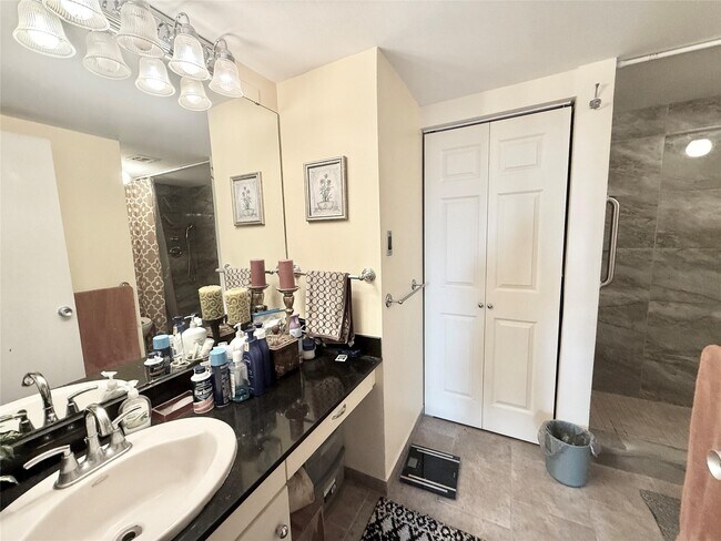 Building Photo - 2016 Main St