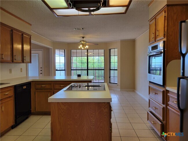 Building Photo - 1511 Wild Ridge Dr