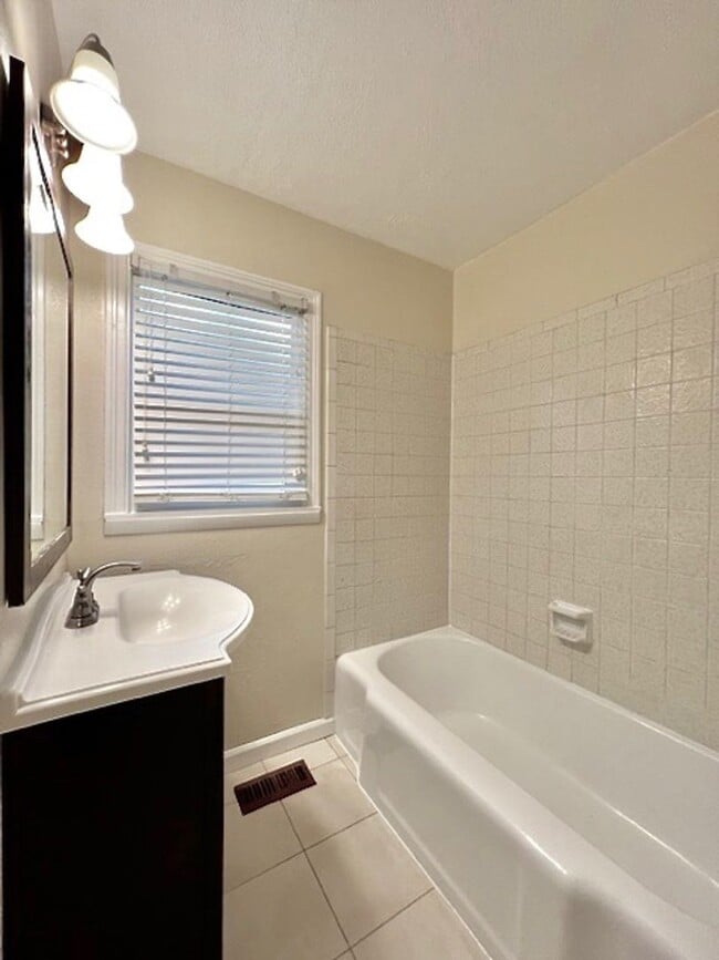 Building Photo - ADORABLE TWO BED IN HILLSIDE NEIGHBORHOOD!