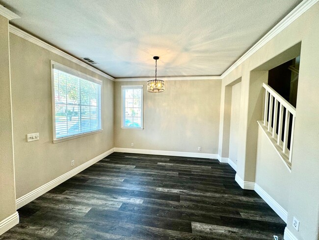 Building Photo - Beautiful 4 bedroom home in heart of Aliso...