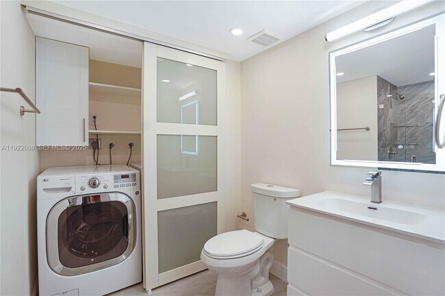 Building Photo - 3500 Mystic Pointe Dr