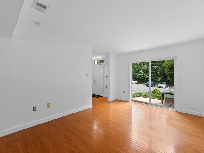 Building Photo - Spacious Reston Townhome in a Prime Centra...