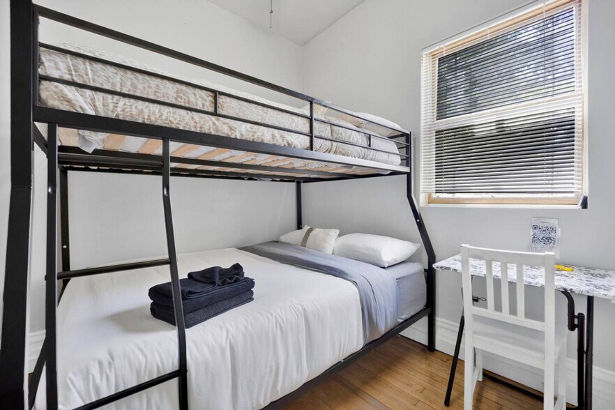 Building Photo - 1205 W Oakdale Ave