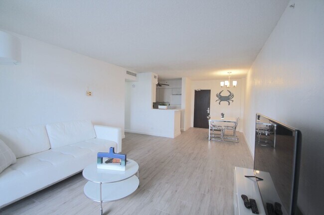 Building Photo - Spacious one bedroom unit at the Flamingo South Beach Resort!