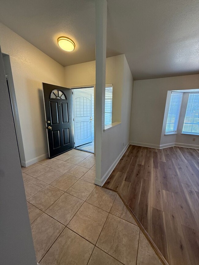 Building Photo - Prime Location 3 Bed 2 Bath Updated Home!