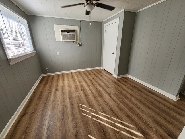 Building Photo - 349B HICKORY HEIGHTS - 2BD-1BA Near APSU and Downtown!!!