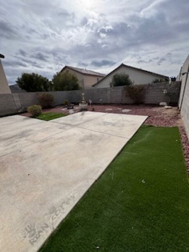 Building Photo - 3Bed/2.5Bath/2Car Residence located in North Las Vegas gated community!