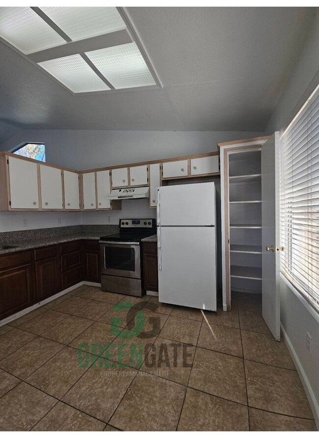 Building Photo - Beautiful Modesto 3 BEDROOM 2 BATH CORNER ...