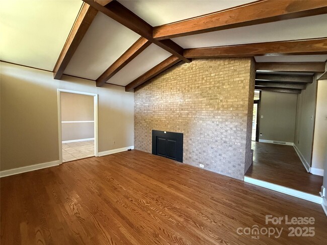 Building Photo - 925 Perth Rd