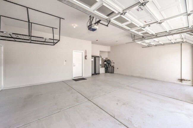 Building Photo - Stylishly Updated Henderson Home | New Stainless Steel Appliances | Heated Pool