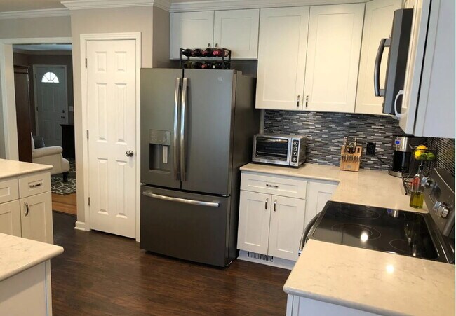 Building Photo - 3bed/2bth. Once acre lot w/storage shed an...