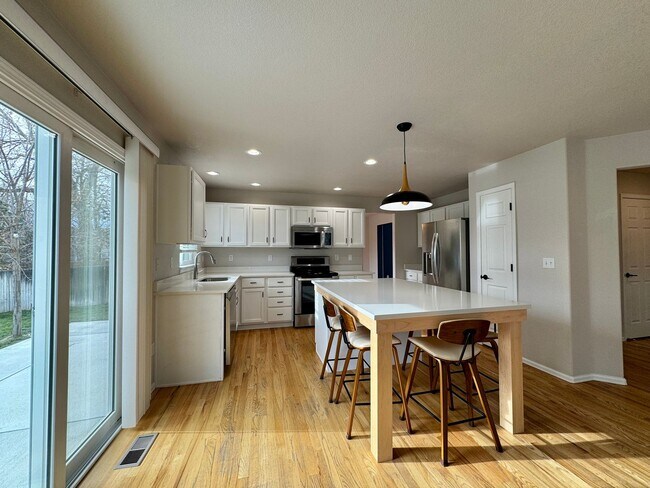 Building Photo - Beautiful & Updated 4 Bedroom / 3.5 Bath Home – Available Now!