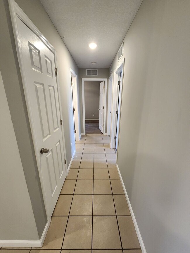 Building Photo - 7110 SW Greenview Dr