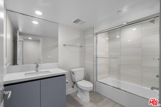 Building Photo - 5030 Rosewood Ave