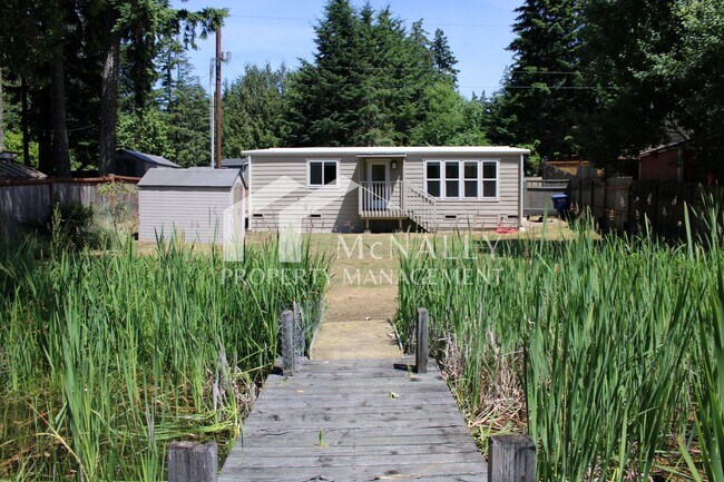 Building Photo - Lakefront Living in Lakebay