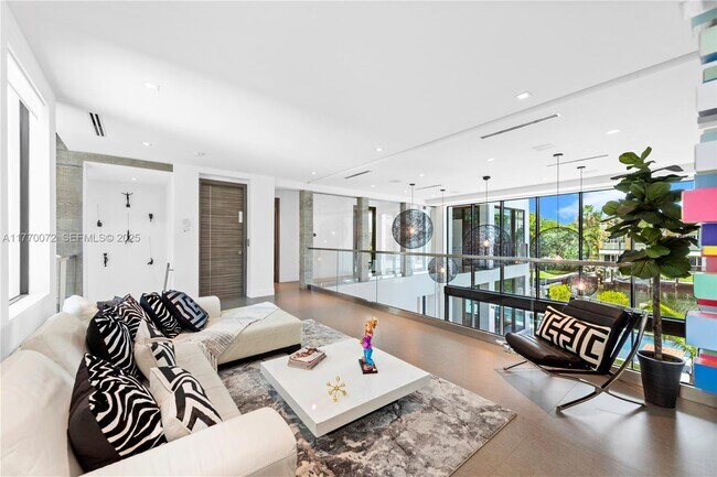 Building Photo - 1400 Bayview Dr