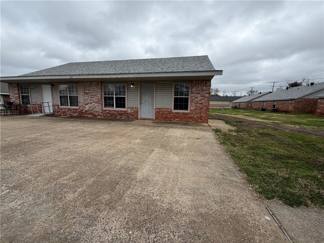 Building Photo - 607 N Main St