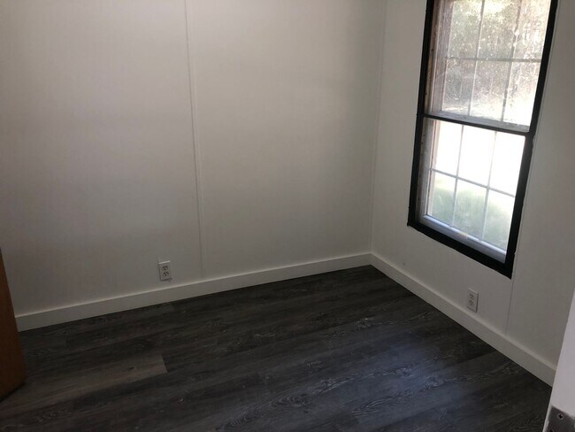 Building Photo - Spacious 3 bed 2 bath house in the greater...